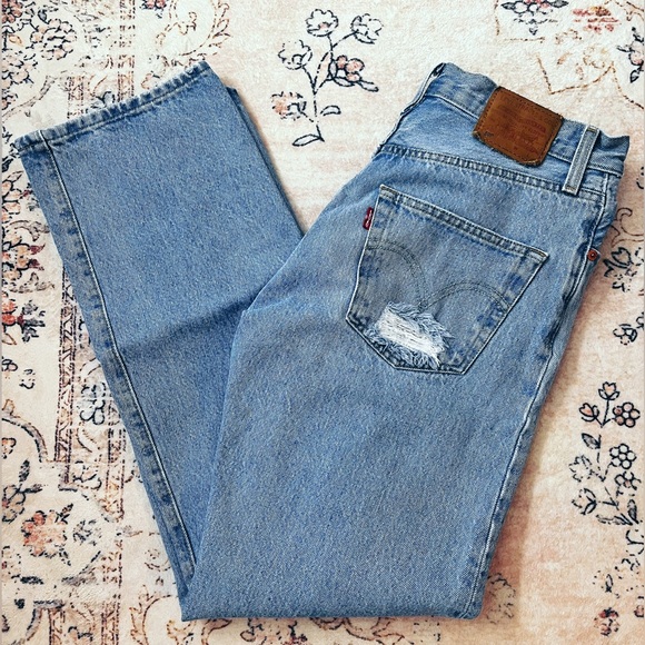 Levi’s 501 Distressed Straight Leg Women’s Jeans With Button Fly 🤍 - Picture 3 of 4